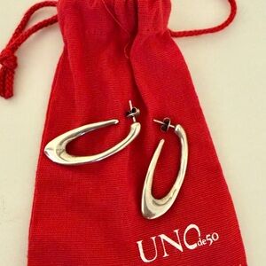 UNO de 50 Sculpted Silver Teardrop Hoop Earrings with Red Pouch